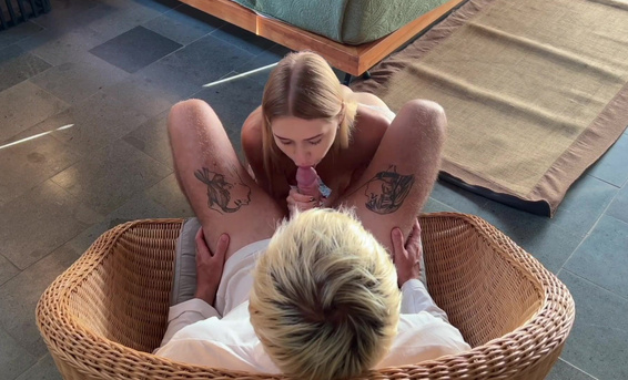 Сводный брат трахнул в попку красивую сестренку и кончил ей на личико