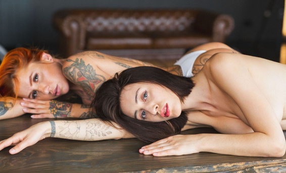 Две сексуальные модели Playboy позируют голышом на парной фотосессии