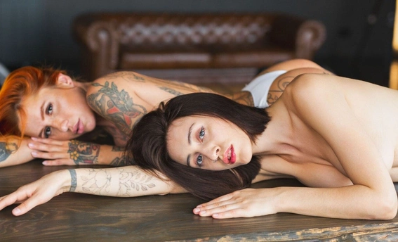 Две сексуальные модели Playboy позируют голышом на парной фотосессии