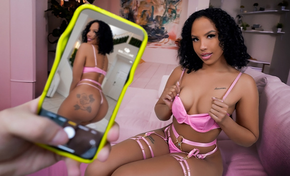 Роми Инди помогла сводному брату лишиться девственности перед свиданием