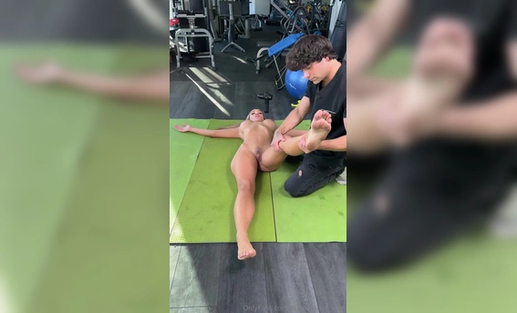 Спортсменка Бриана Бандерас демонстрирует гибкость на члене тренера