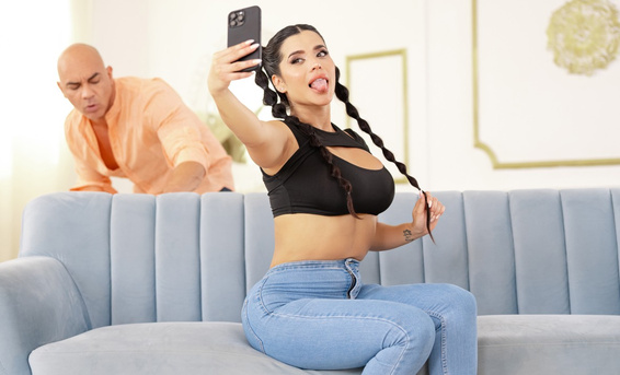 Сисястая Сара Ретали в порванных джинсах примерила большой хуй к киске