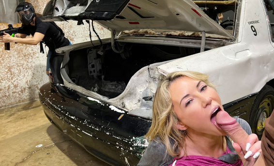 Пейнтболист настрелял полный рот спермы красивой блондинке Эшли Ти