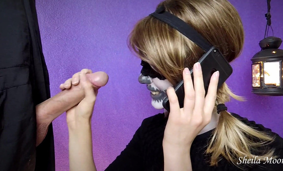 Девушка с хэллоуинским макияжем сосет член соседа болтая по телефону