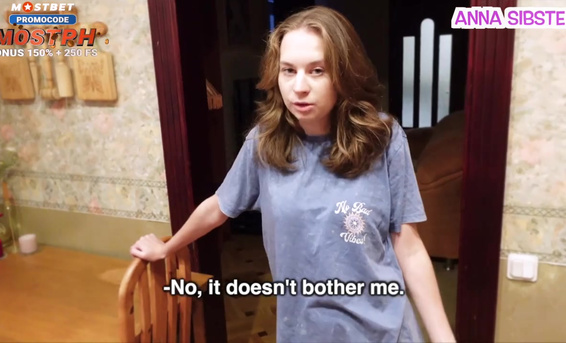 Злая соседка резко подобрела после секса в спальне с наглым соседом