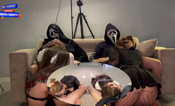 Две русские сучки на Хэллоуин вызвали духов парней с большими членами