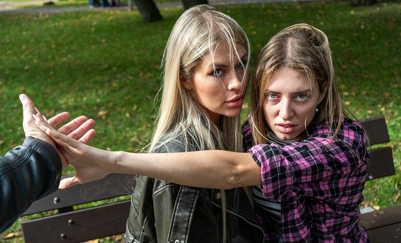 Лесбиянка Злата Шайн на собеседовании трахается на глазах своей девушки