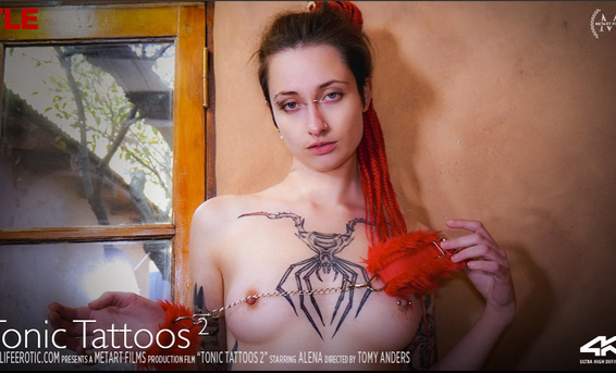 Худенькая неформалка Алена мусолит фасолинку до бурного оргазма