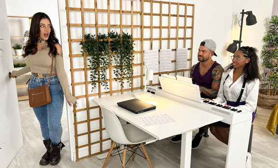 Преподаватель по пианино Барби Роуз играет на кожаной флейте студента