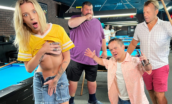 Ловелас тайком трахнул в бильярдной девушку лилипута Эшлин Энджел