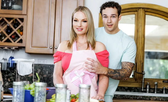Мачеха Рэйчел Кавалли сняла вирусное секс видео на кухне с пасынком