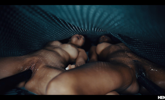 Вернувшаяся из ада Эмири Момота трахает тентаклями черного детектива