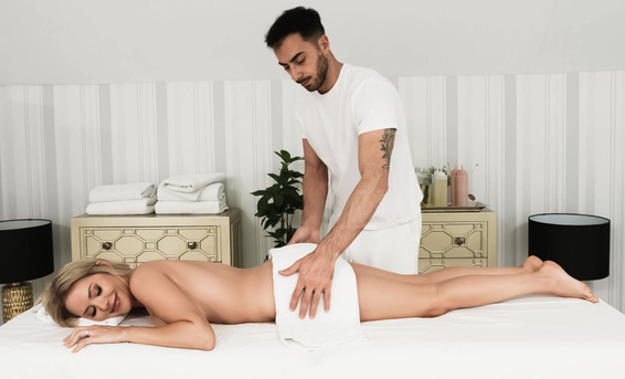 Жаркий массаж сисек и письки снимает напряжение с блондинки Майи Роуз