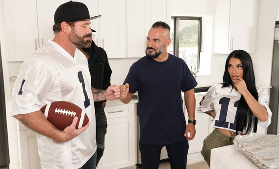 Расстроенная красотка с большими сиськами нуждается в фаллосе друга