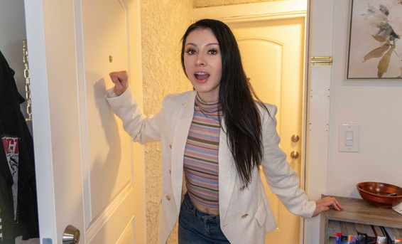 Риэлторша Рэйвен Лейн с помощью секса перемила в свою фирму клиента