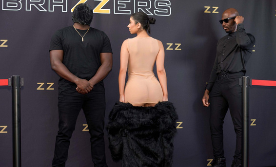 Жена Канье Уэста после голого перформанса ебется с черным охранником