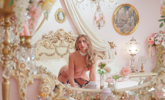 Эротическая фотомодель Playboy Лили Филлипс разделась догола в спальне