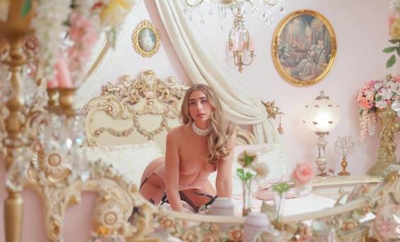 Эротическая фотомодель Playboy Лили Филлипс разделась догола в спальне