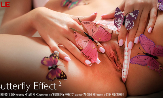 Белокурая фетишистка в маске Кэролайн Би играется с бритой киской