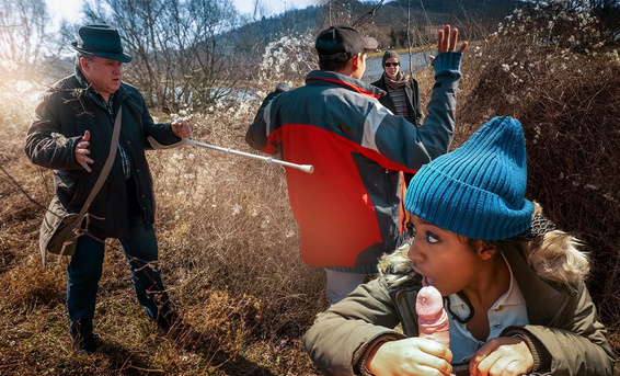 Черная бомжиха Вики Менаж за деньги ебется с мажором на глазах у парня