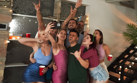 Анальная шлюшка Тиффани Татум пошла по елдакам участников вечеринки