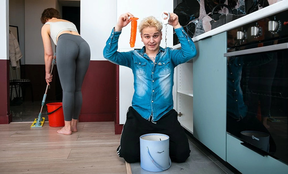 Русский шутник вылизывает пизду зрелой соседки после шутки с перцем