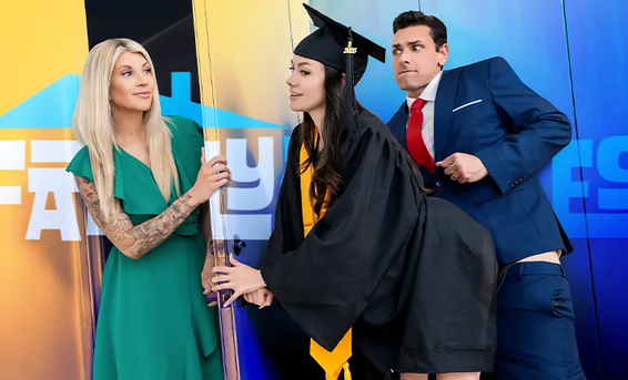 Жена куквин смотрит как муж трахает на диване ее худую дочь Селену Лав