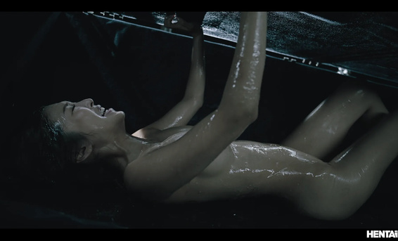 Монстр с тентаклями набросился на бритую киску азиатки Эмири Момота