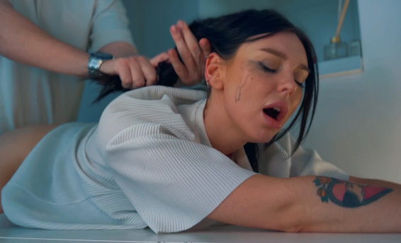 Глубокий минет до слез и грубый секс на кухне со сводной сестренкой