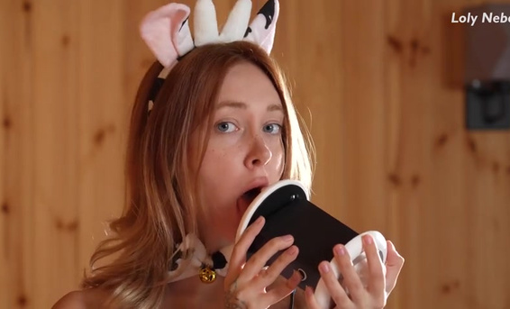 Любительское АСМР порно: милая девушка дрочит и сосет резиновый член