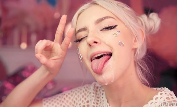 Няшная блондинка Ева Эльфи получает сперму на лицо для крутого селфи