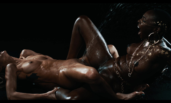 Паразитический секс начальницы лесби Вероники Лил и лаборантки Заваади