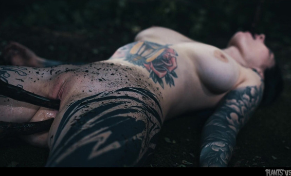 Дерево монстр с длинными ветками трахает в лесу искательницу артефактов