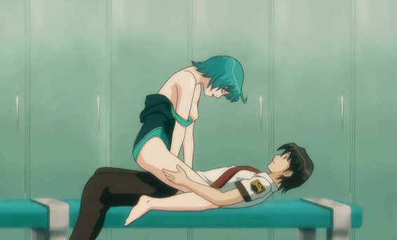 Студент в женской раздевалке трахается с тянкой в аниме хентай мультике