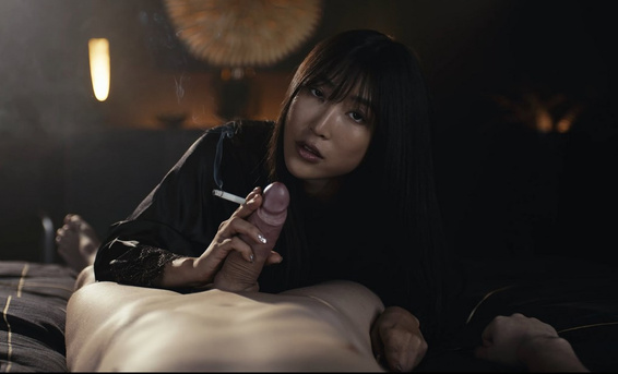 Дым сигарет с ментолом: курящая азиатка Эмири Момота ебется с парнем