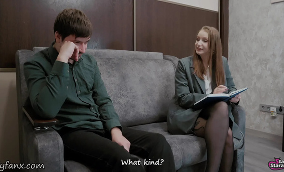 Мужик прикинулся импотентом и выебал на диване русскую врачиху в чулках