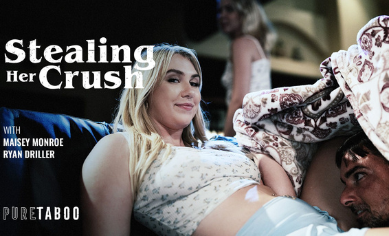 Бисексуальная блонда Мейси Монро ебется на диване с отчимом девушки