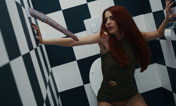 Туалетный монстр с тентаклями напал и выебал рыжую телку Сирену Милано