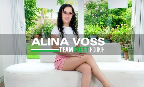 Миниатюрная старлетка Алина Восс начинает свой путь в порно элиту