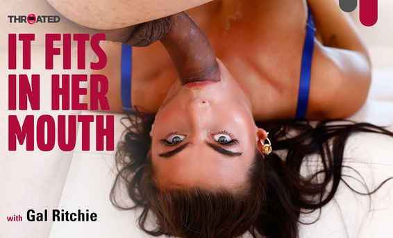 Слюни текут по лицу брюнетки Гал Ричи во время глубокого минета парню