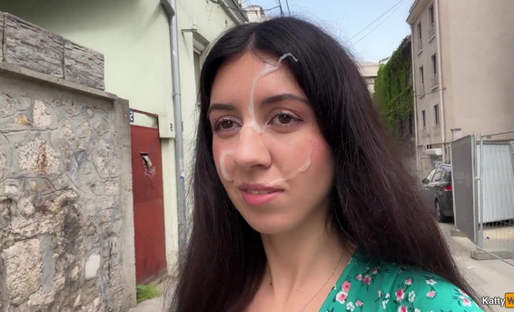 Русская брюнетка проиграла спор и со спермой на лице гуляет по городу