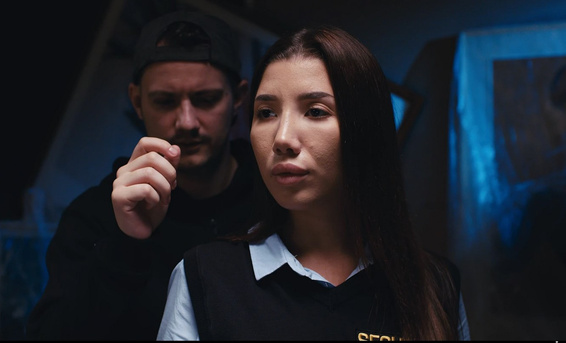 Воришка останавил время и выебал сексуальную охранницу Лейлу Скарлет