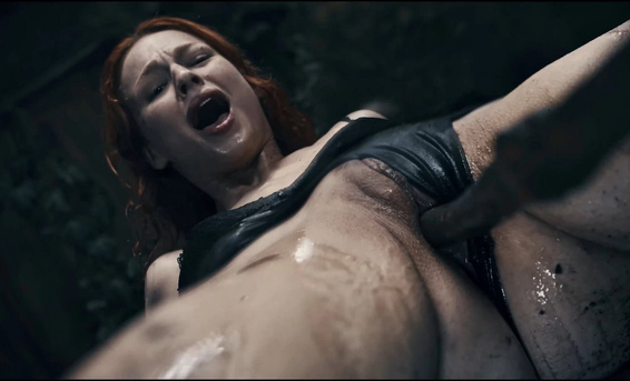 Деревянные тентакли жестко трахают рыжеволосую парфюмера Софию Риверс