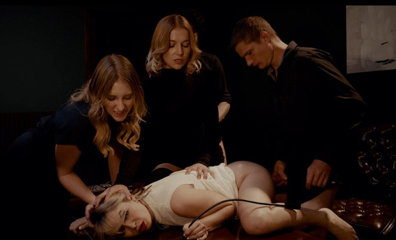 Вампирша Мелоди Маркс устроила групповой секс с бизнес леди и охраной