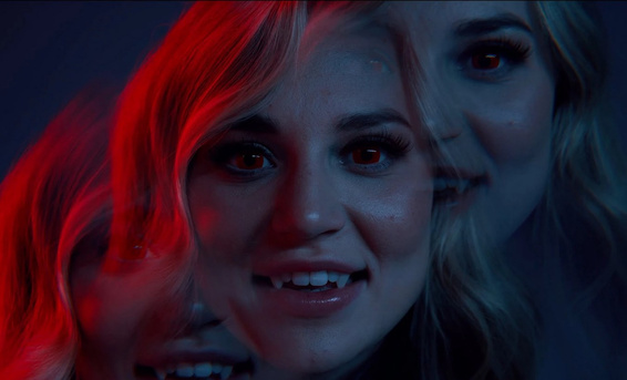 Вампирша Блейк Блоссом села пизденкой на лицо медсестры Риссы Мэй