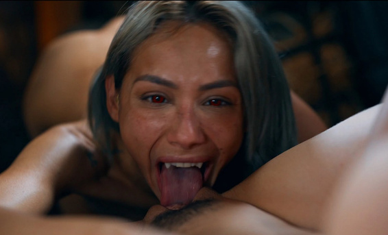 Бомжиха Вероника Лил лижет пизду красивой грудастой вампирши Литтл Пак