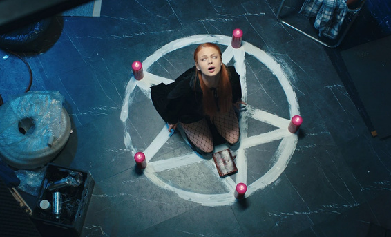 Демонша суккуб с фута членом трахает в задницу бомжиху Веронику Лил