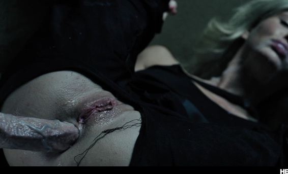 Сбежавшая блондинка Эмма Рози изнасилована в попу тентаклями монстра