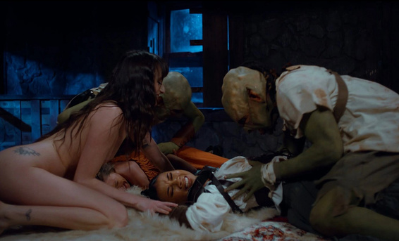 Развращенная Лана Смоллс развела подруг на групповой секс с гоблинами