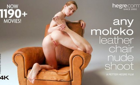 Обнаженная фотомодель Эни Молоко снимается в эротической фотосессии